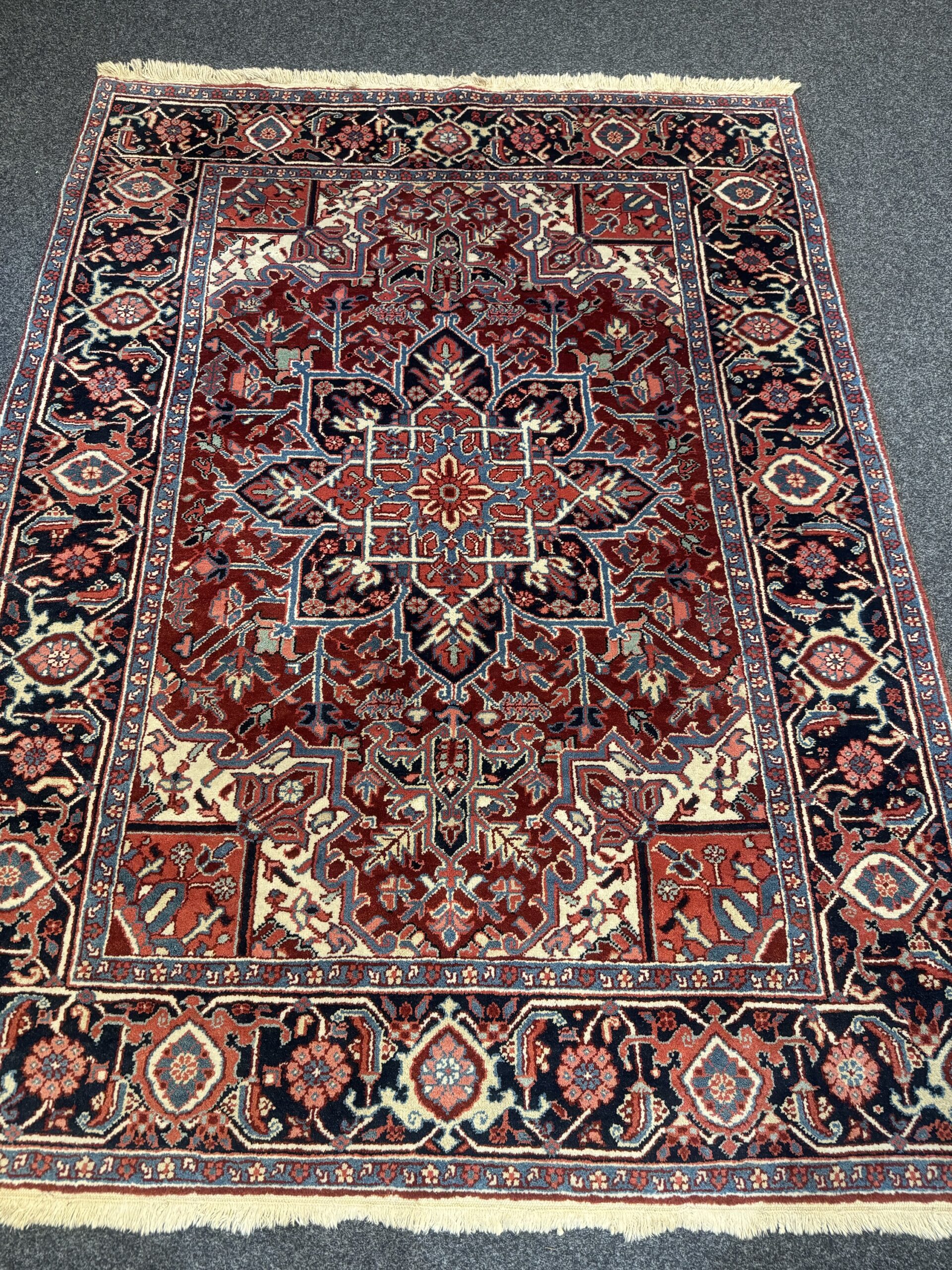 Antiker Heriz Perserteppich mit geometrischem Medallion