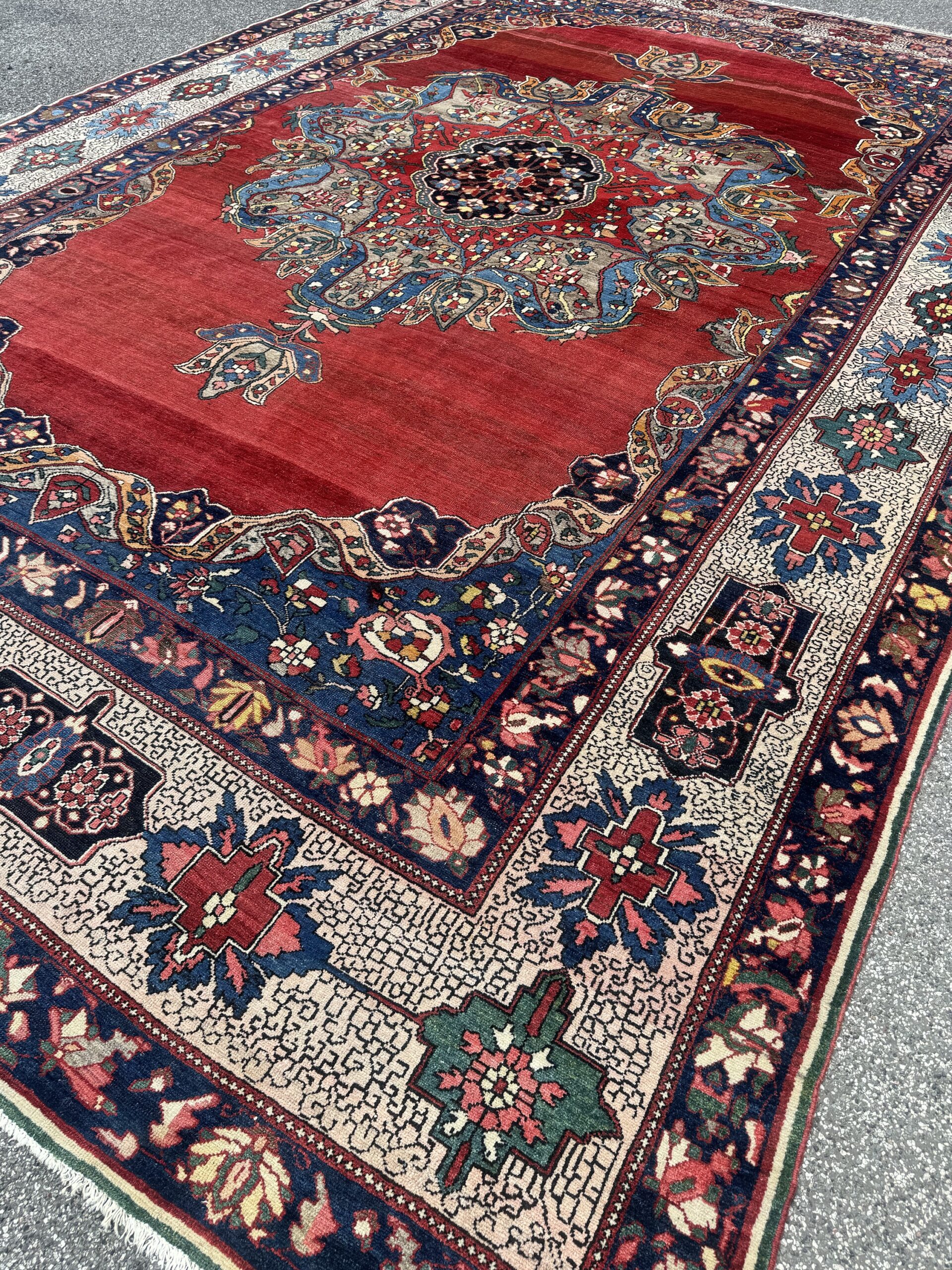 Antiker Bakhtiar Perserteppich im Palastformat (470x330cm) – Unikat mit Krapprot & Flaggen-Detail