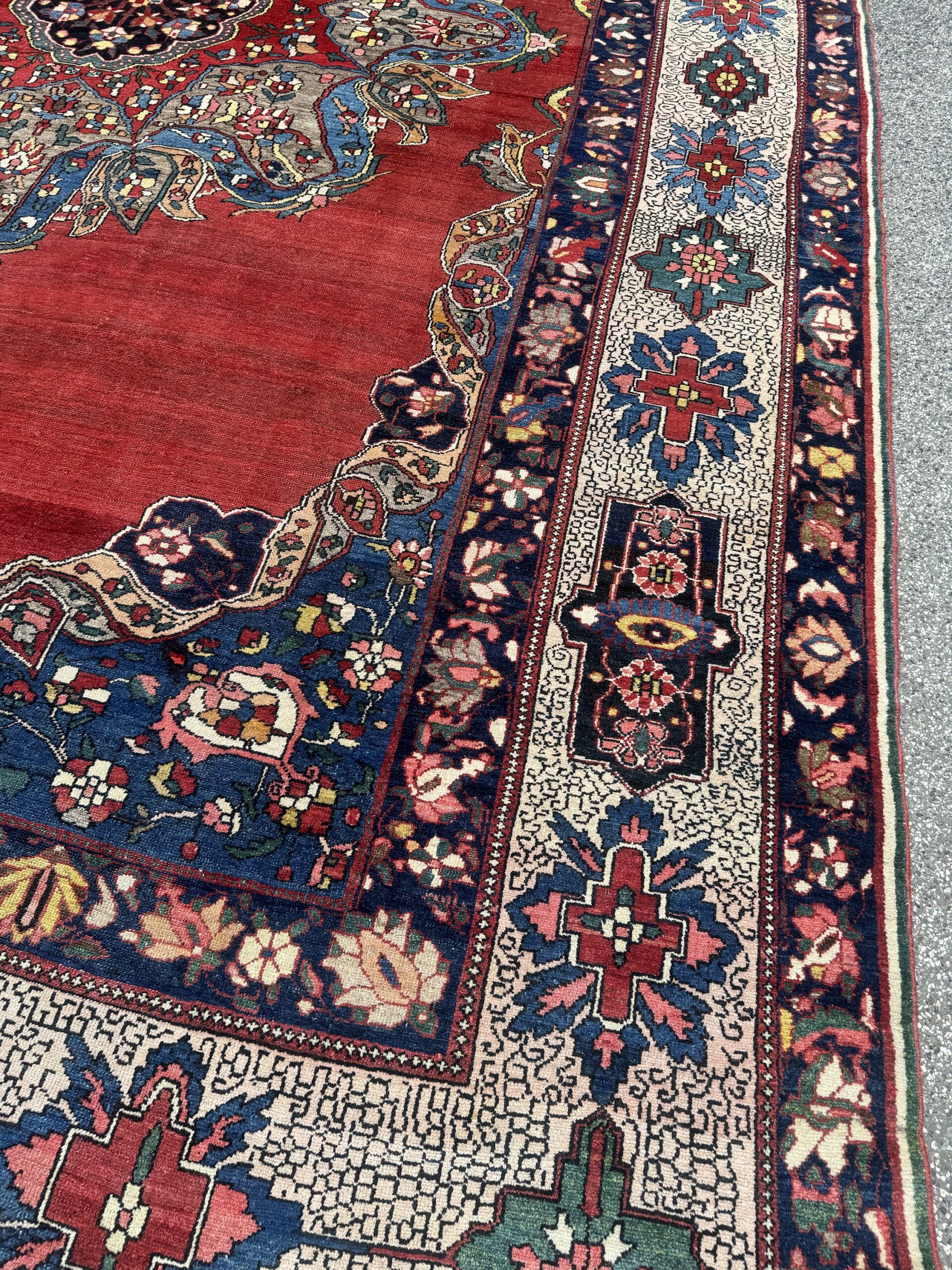 Antiker Bakhtiar Perserteppich im Palastformat (470x330cm) – Unikat mit Krapprot & Flaggen-Detail – Bild 4