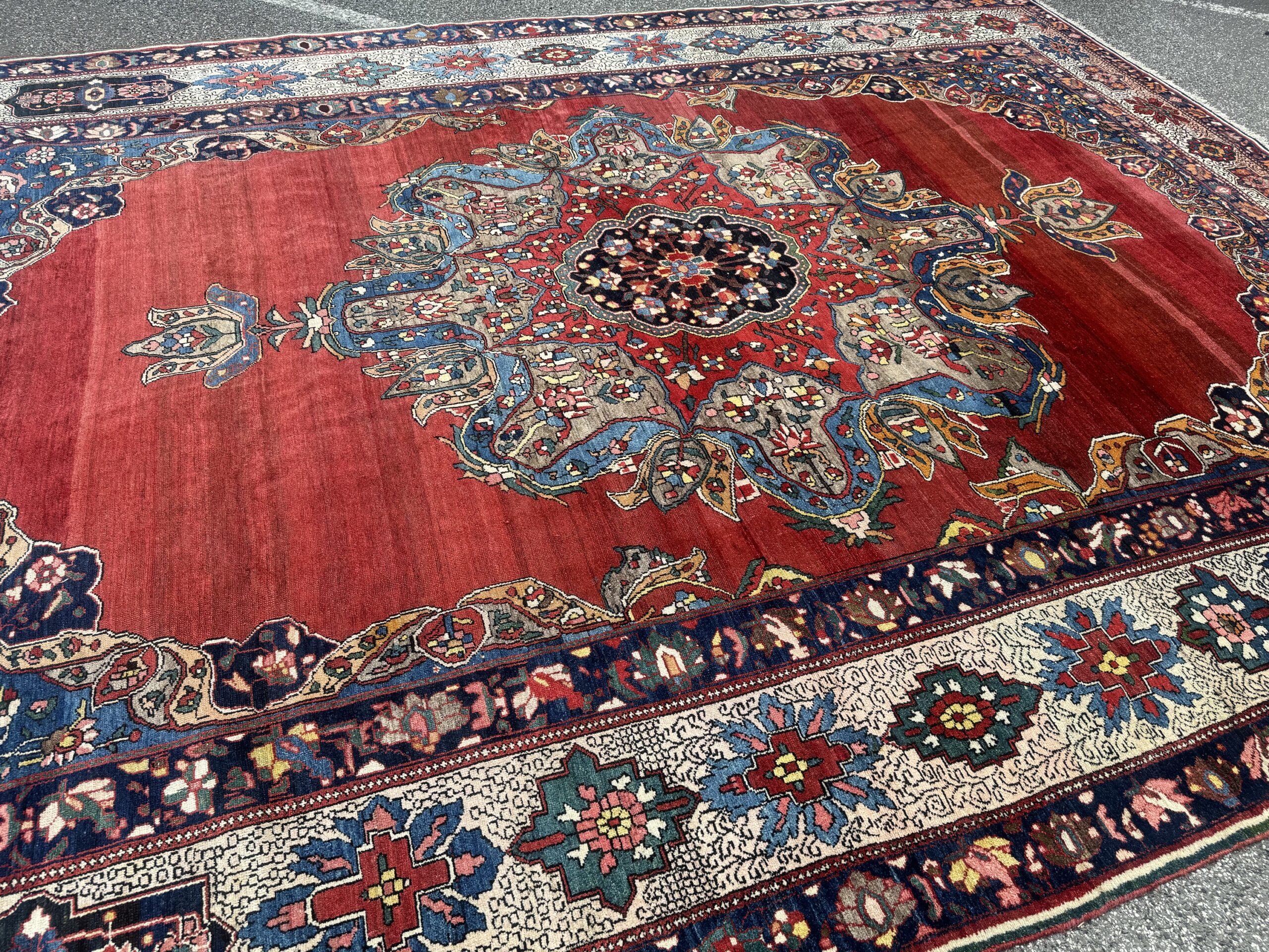 Antiker Bakhtiar Perserteppich im Palastformat (470x330cm) – Unikat mit Krapprot & Flaggen-Detail – Bild 3