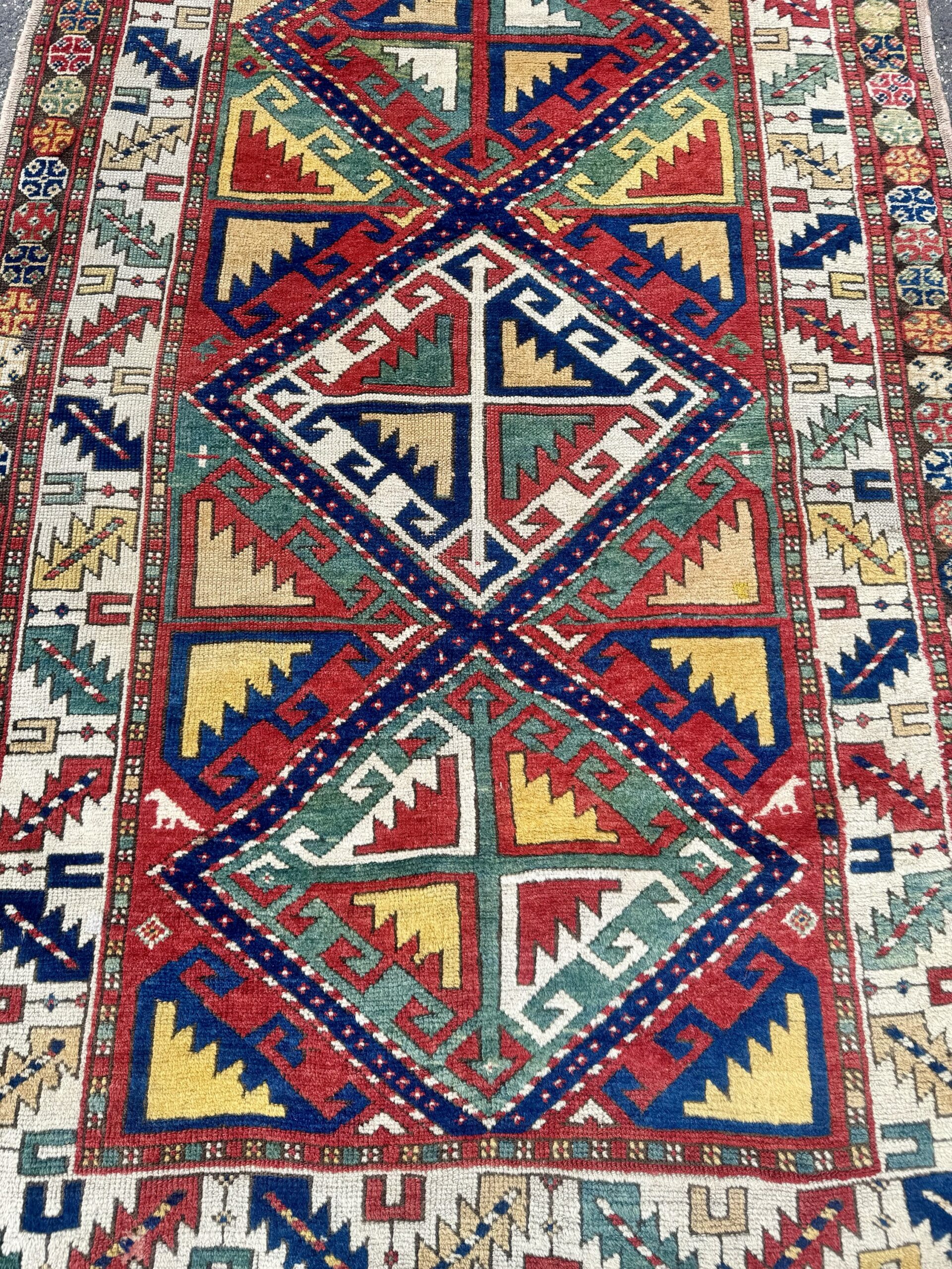 Antiker Kasak Teppich (ca. 1870) – Kaukasische Textilkunst mit reinen Pflanzenfarben (200 x 116 cm)