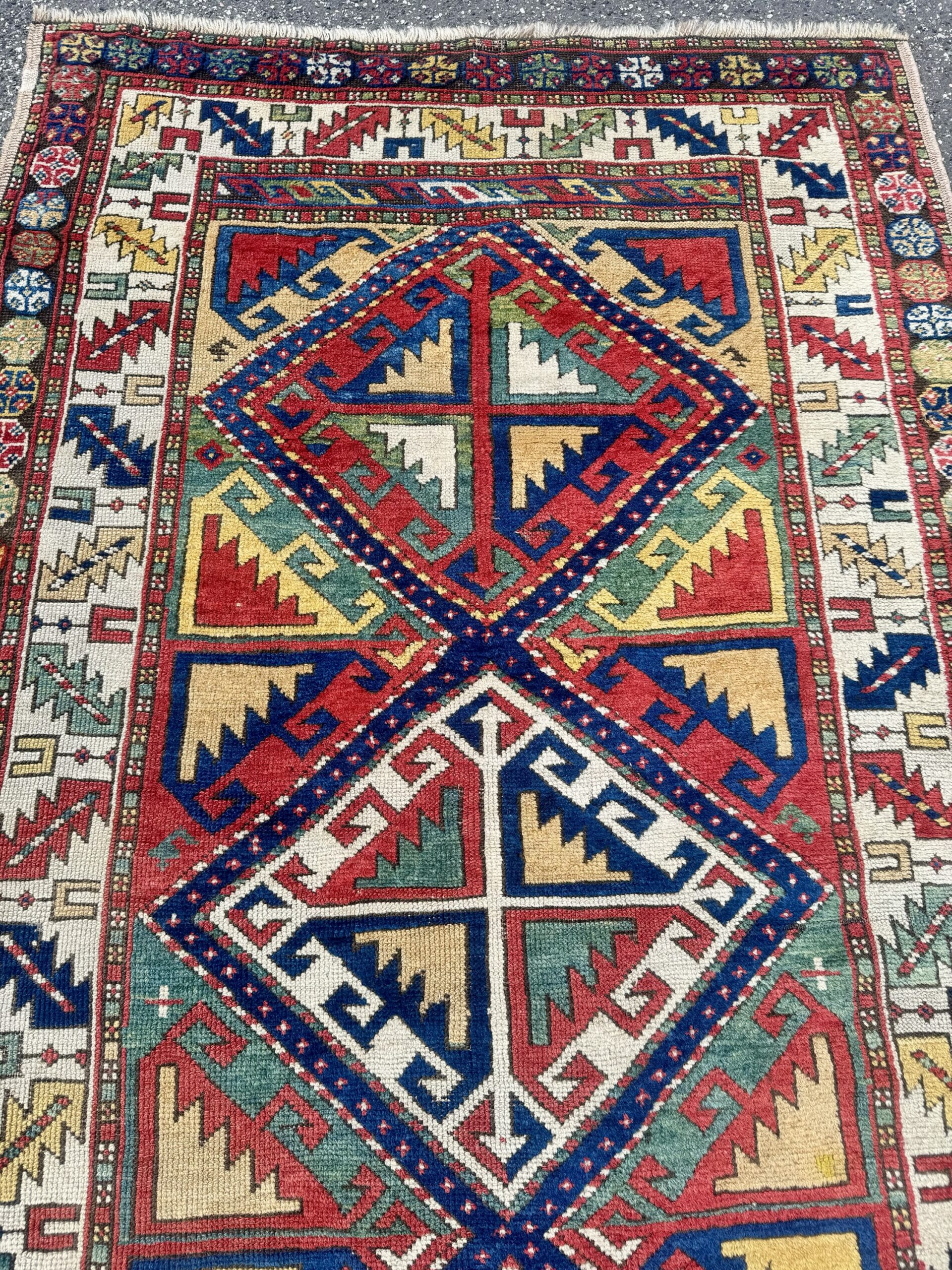 Antiker Kasak Teppich (ca. 1870) – Kaukasische Textilkunst mit reinen Pflanzenfarben (200 x 116 cm) – Bild 3